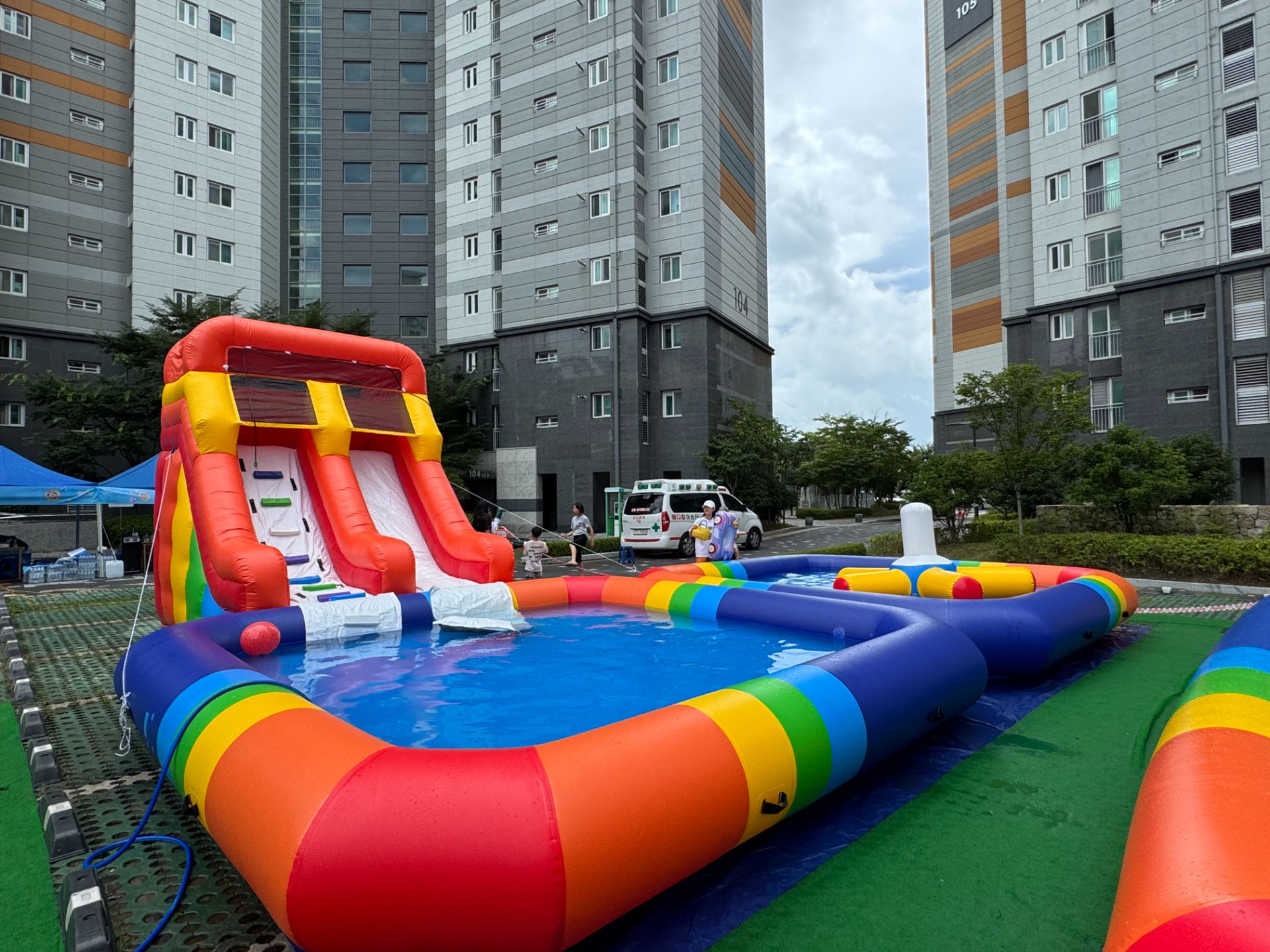 여름 물놀이 패키지 C  구성 : 중소형 워터슬라이드 + 5m x 5m OR 6m x 4m 풀장 (전화,카카오채널문의) 상세 이미지 4
