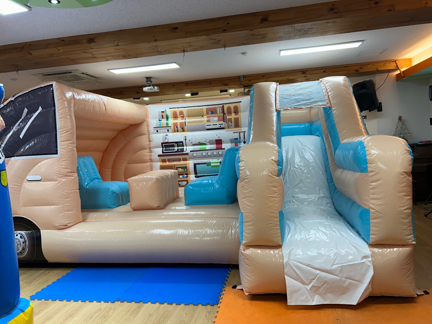 캠핑카 소형 에어바운스  (전화,카카오채널문의) 상세 이미지 2